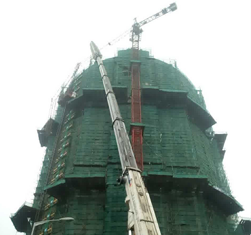 噶尔吊车在工地上作业